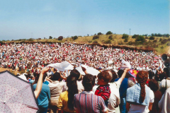 Multitud-de-fieles-en-el-cerro-de-las-apariciones-en-Septiembre-de-1983.