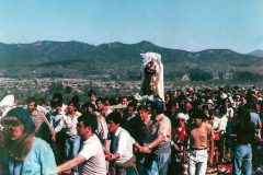 Tras-visitar-una-iglesia-en-Villa-Alemana-la-proseción-con-la-imagen-de-la-Virgen-regresa-al-santuario.-29-Septiembre-1983